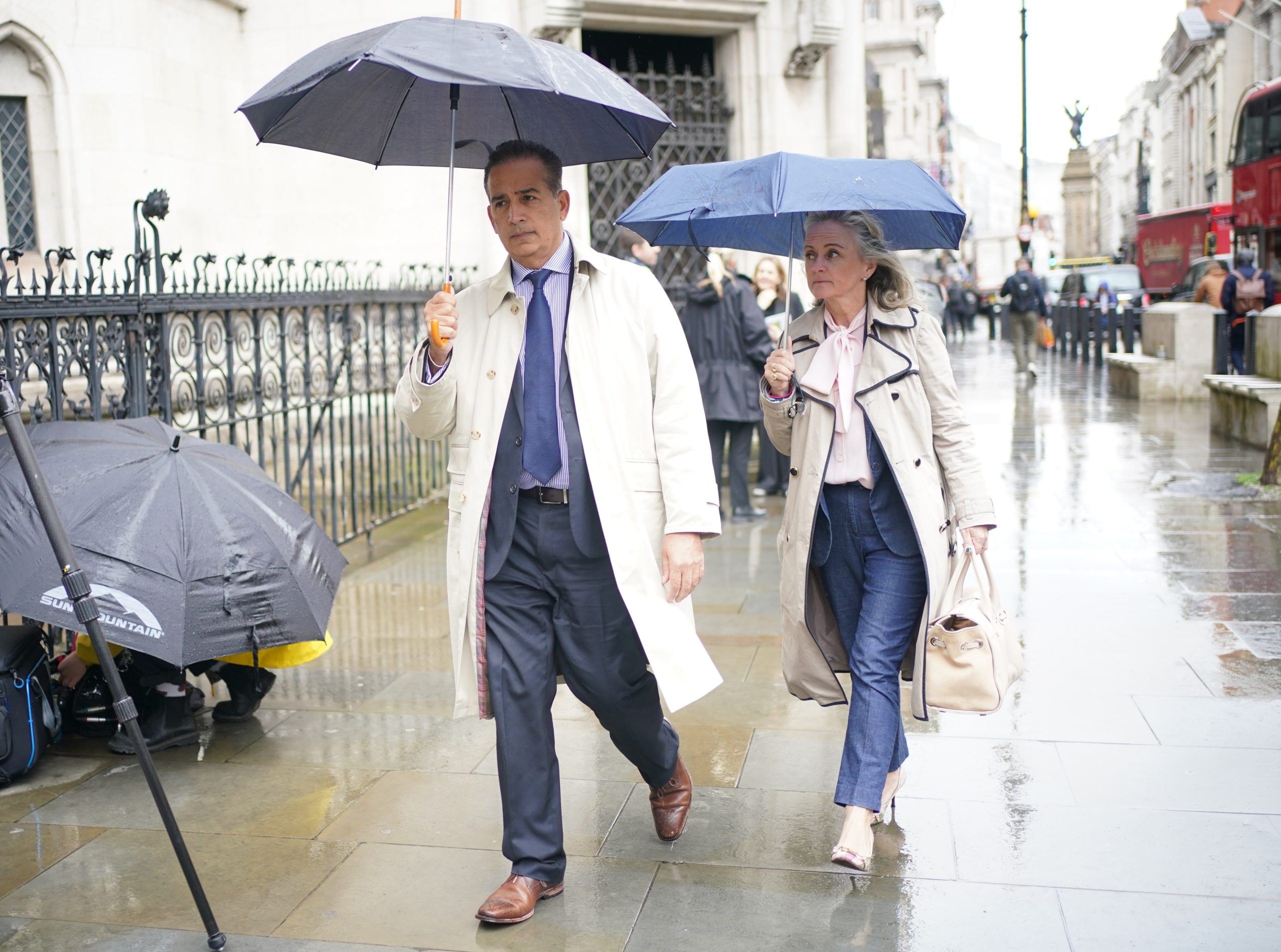 Los padres de O'Malley-Kumar, el Dr. Sanjoy Kumar y la Dra. Sinéad O'Malley-Kumar, llegan a los Tribunales Reales de Justicia en Londres el martes